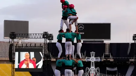 Papa Leon al XIV-lea, întâmpinat la Barcelona cu un impresionant turn uman catalan. Momentul care a cucerit zeci de mii de oameni