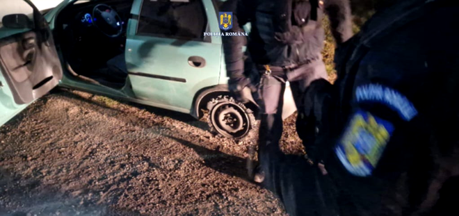 FOTO | Un bărbat din București a amenințat un șofer cu sabia, a distrus capota unei mașini și și-a amenințat cu moartea fosta cumnată. A fost prins după mai multe focuri de armă