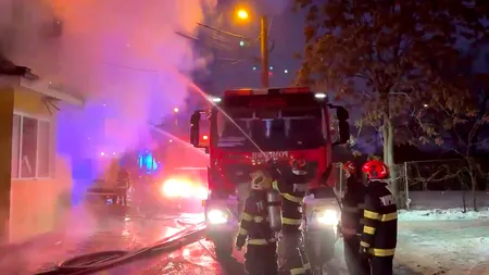 Incendiu la o casă din Sectorul 5. Două persoane au fost transportate la spital