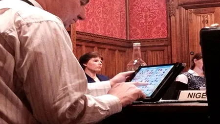 Deputat britanic surprins jucând ''Candy Crush Saga'' în timpul unei reuniuni parlamentare
