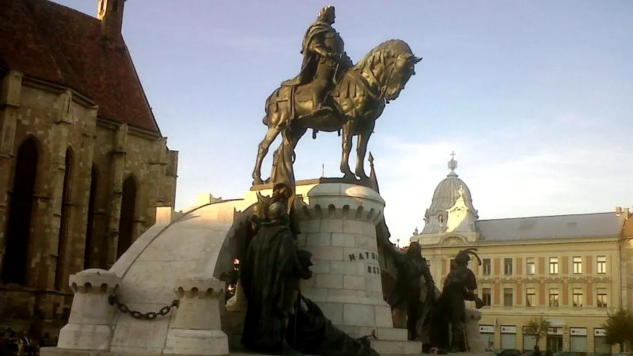 Statuia lui Matei Corvin de la Cluj a fost vandalizată, fiind vopsită parțial cu o vopsea maro