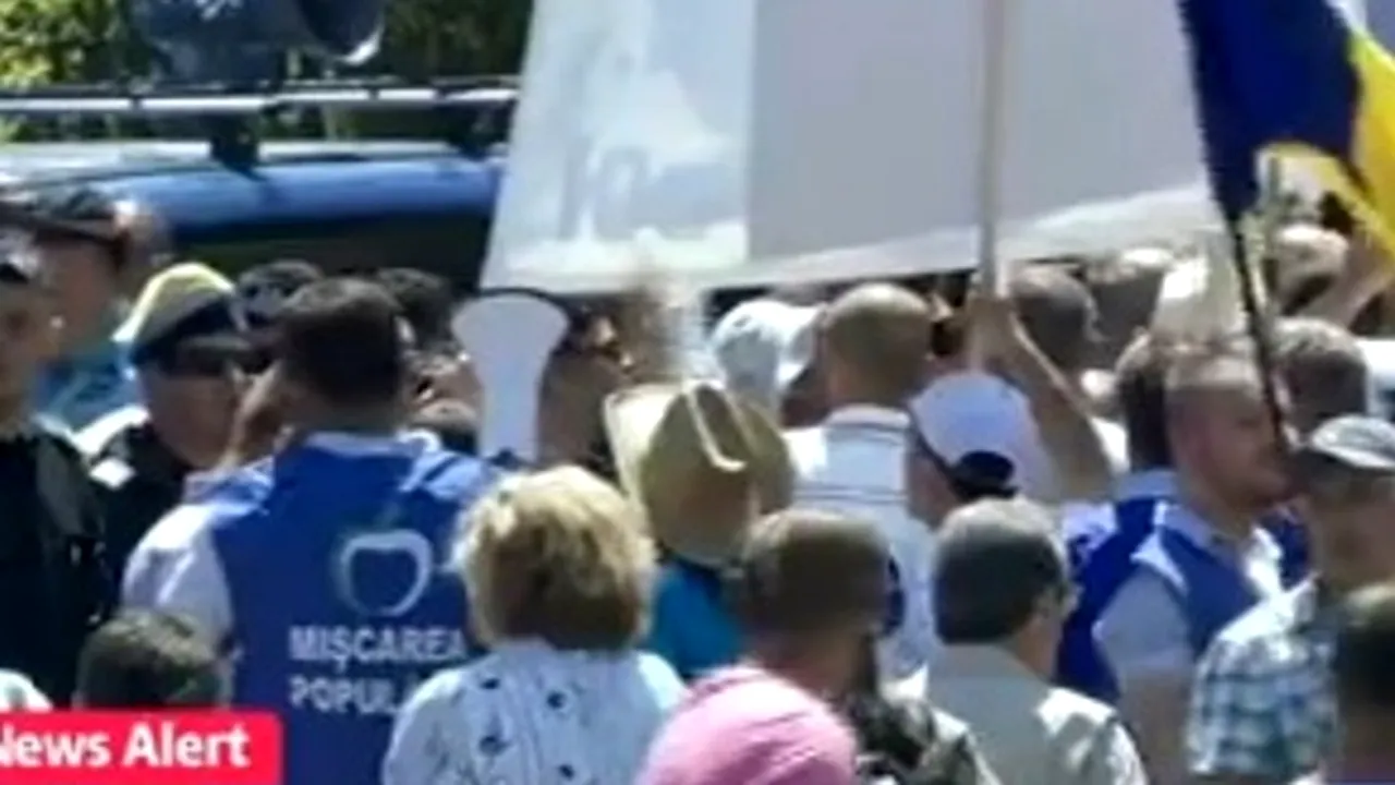 Miting PMP în fața Guvernului. Manifestanții s-au îmbrâncit cu jandarmii