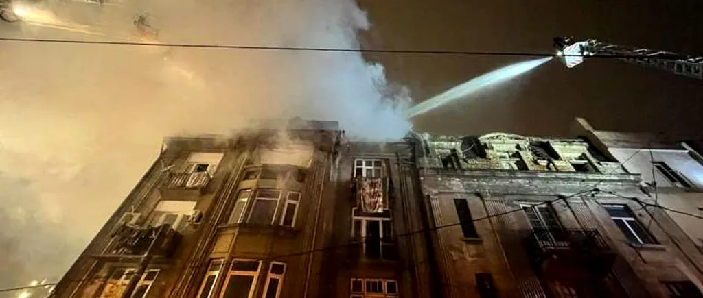 Zeci de pompieri intervin pentru stingerea unui incendiu izbucnit în Capitală (FOTO)