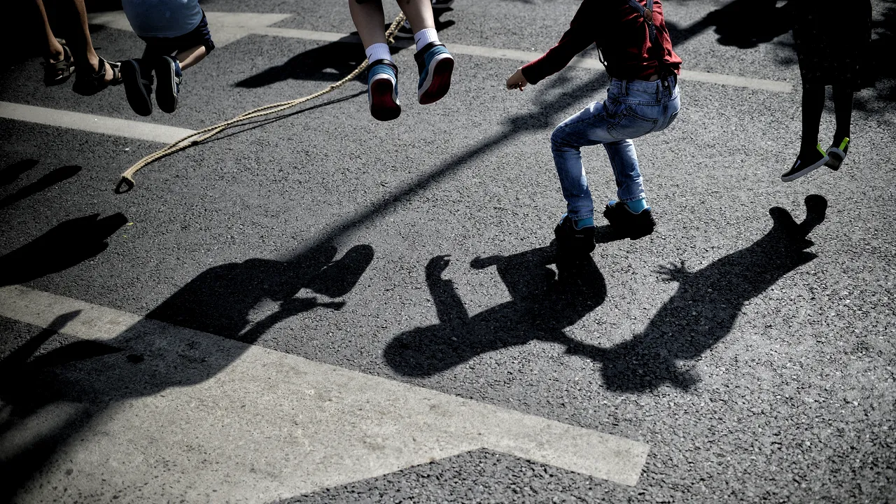 ORDIN. Mai multe ore afară, fără jucării de acasă. Ce măsuri trebuie respectate la creșă, grădiniță sau afterschool