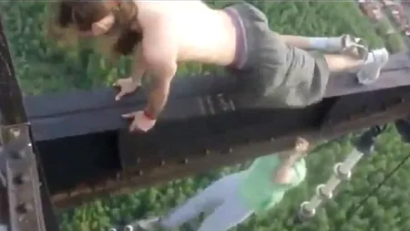 INCONȘTIENȚĂ. Au făcut flotări și tracțiuni pe o macara uriașă. VIDEO