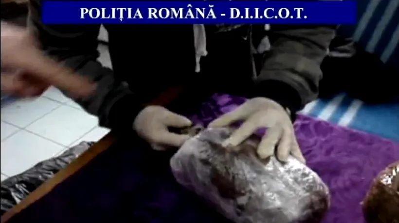 VIDEO. Poliția i-a prins pe doi tineri din Roman cu un kilogram de cannabis de Crăciun
