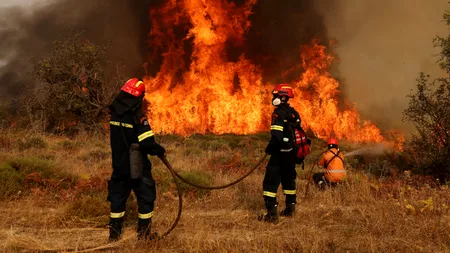 România trimite 50 de pompieri în Grecia. Atena a cerut ajutorul UE împotriva INCENDIILOR de vegetație