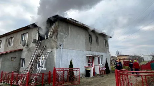 Bloc de locuinţe cuprins de flăcări, într-o localitate din Cluj! Locatarii s-au autoevacuat (FOTO)