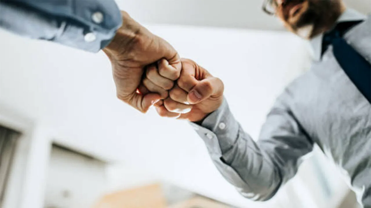 Ce înseamnă atunci când cineva dă noroc cu pumnul încleștat (