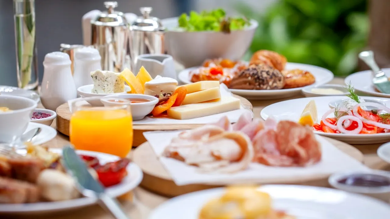 La ce ore trebuie să luăm MESELE PRINCIPALE ale zilei pentru o siluetă perfectă