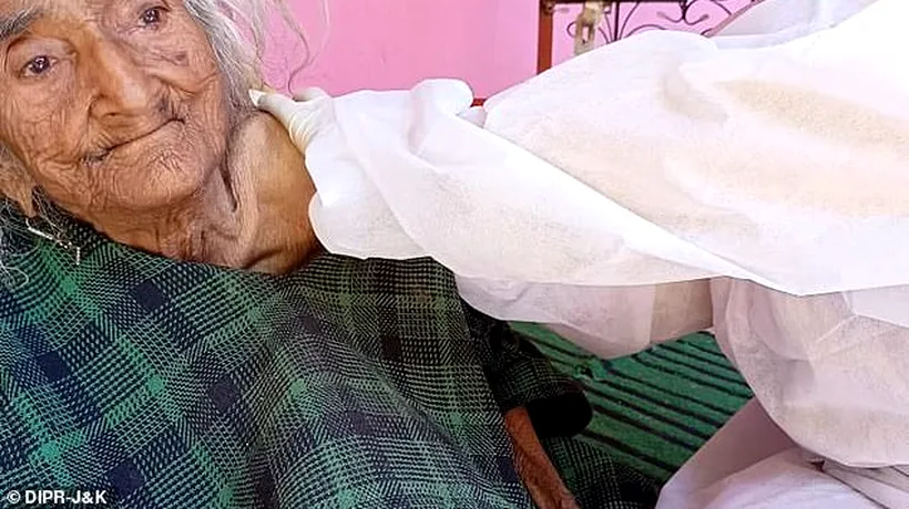 O femeie care pretinde că este cea mai vârstnică persoană din lume a fost vaccinată împotriva coronavirusului, în India