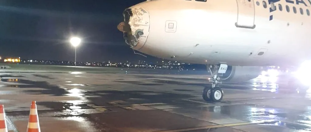 FOTO-VIDEO | Aproape 50 de pasageri, în pericol după ce avionul în care se aflau a fost lovit de grindină. Imaginile cu aeronava sunt terifiante