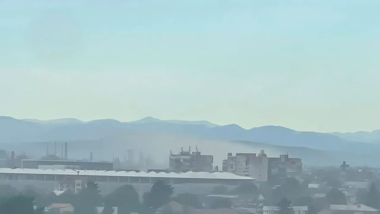 Garda de Mediu, CONTROL la rafinăria Vega din nordul Ploieștiului. Mai multe persoane au reclamat un miros puternic de cauciuc ars și „ceață densă”