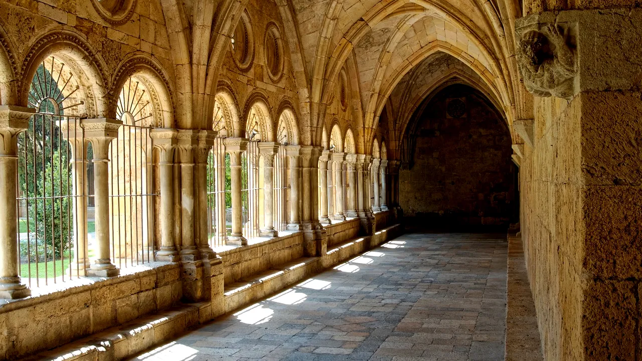 Un episcop spaniol și-a dat demisia după ce s-a îndrăgostit de o scriitoare de ficțiuni erotice