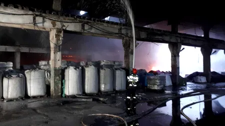 Incendiu la o hală de depozitare a unor substanțe toxice din  Dâmbovița. Oamenii sunt avertizați să rămână în case, din cauza fumului