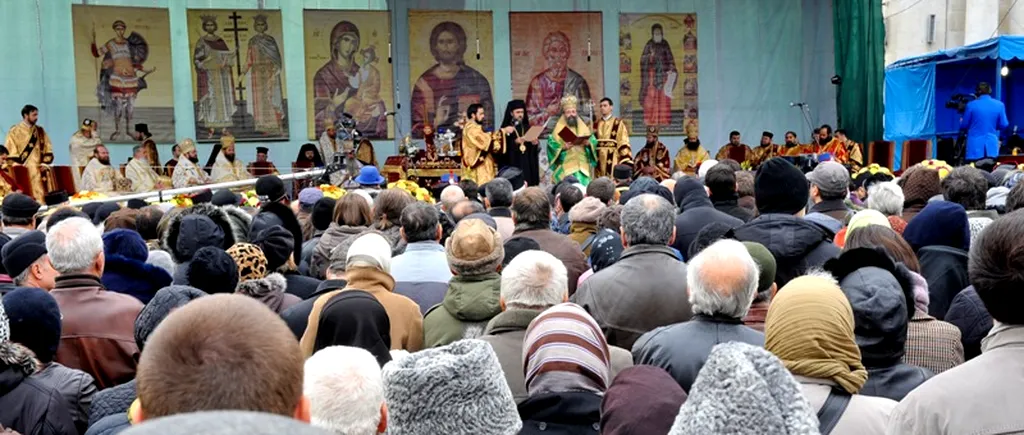 PELERINAJ LA PATRIARHIE. Propovăduitorul apocalisei care împărțea manifeste pe care scria cei care mănâncă ceafă de porc vor ajunge în iad, amendat de polițiști