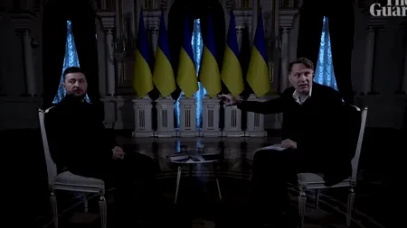 (VIDEO) Zelenski a rămas de 2 ori în beznă, în Palatul său, în timpul interviului pentru The Guardian. „Ești ok?”/ „Da, da!”