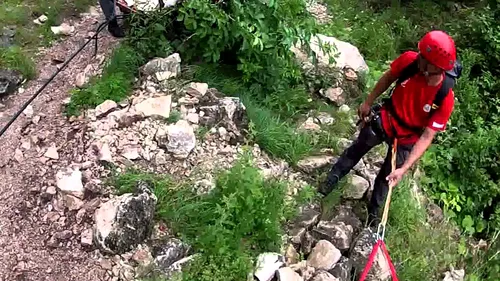Cinci salvamontiști au recuperat două cupluri blocate în Munții Trascău, după ce au părăsit traseul ca să-și caute cățelul zdrobit de stânci