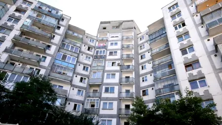 O profesoară de matematică s-a aruncat de la etajul 4 al unui bloc din Suceava. Cu doar câteva ore înainte, femeia ieșise din spital, după ce s-a vindecat de coronavirus