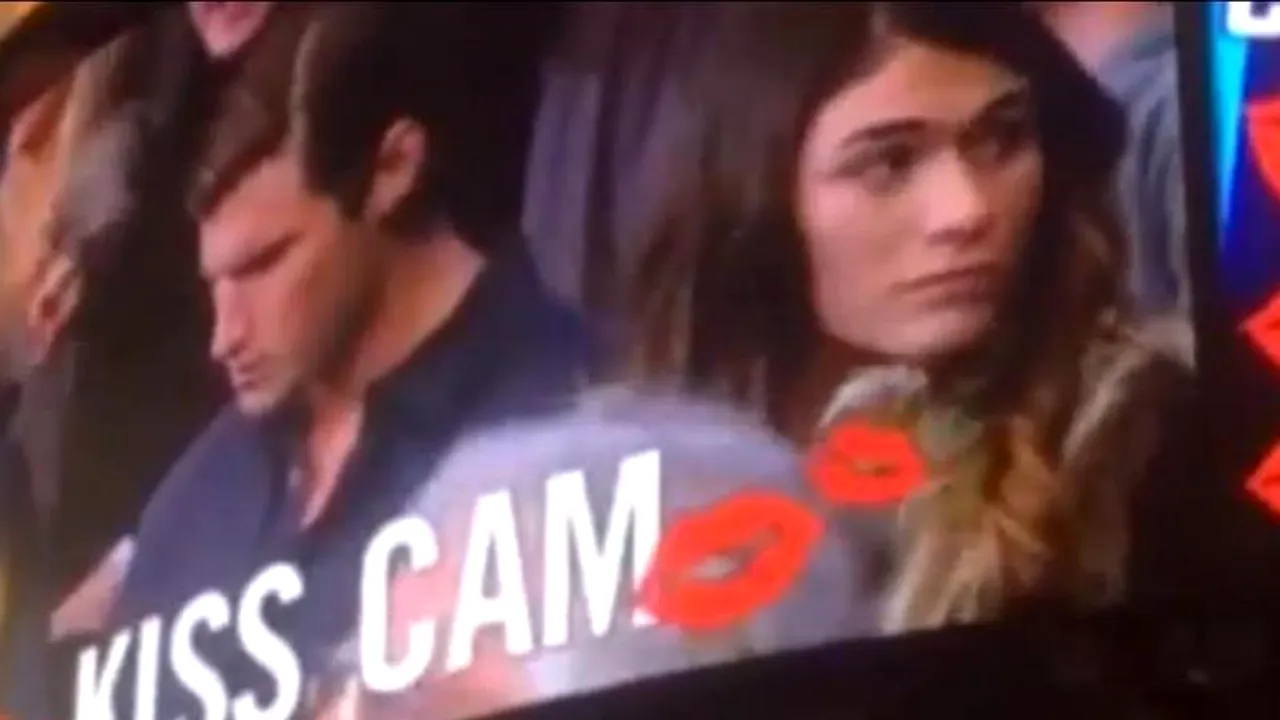 Cum s-a răzbunat o tânără pentru că iubitul ei a ignorat-o. Totul a fost filmat la un meci de baschet