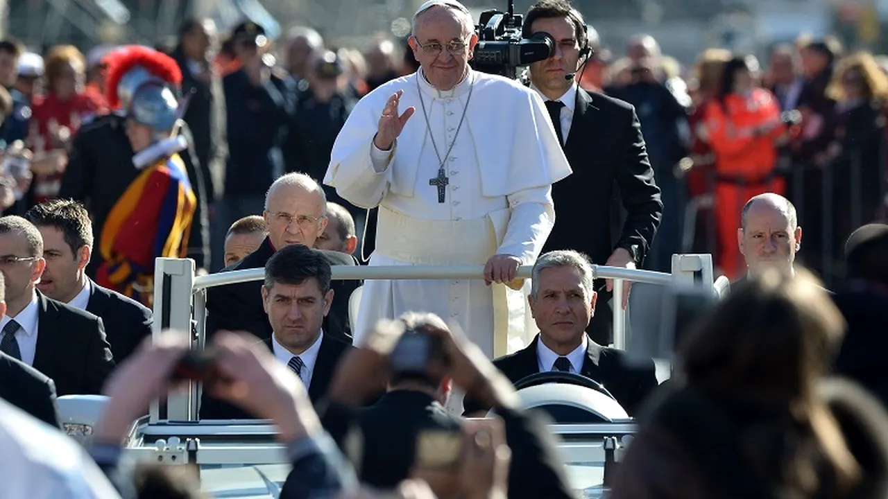 LIVE VIDEO - Papa Francisc intră în Piața Sfântul Petru în papamobil