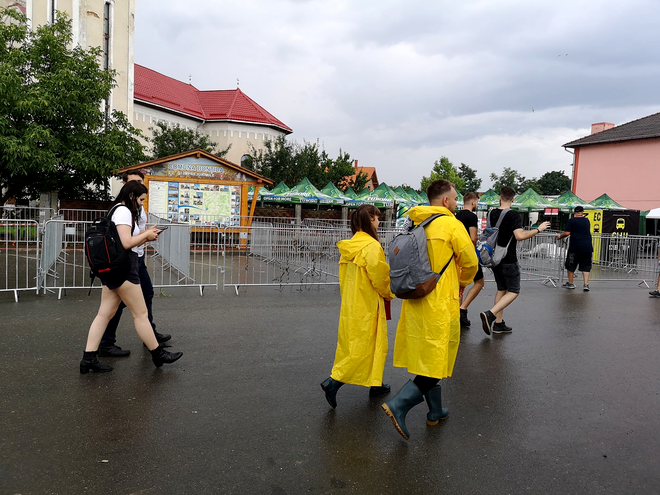 Participanții la Electric Castle 2018 și-au luat pelerine de ploaie