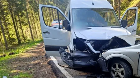 FOTO-VIDEO. Un microbuz în care se aflau 12 copii, implicat într-un accident rutier la Suceava. Doi adulți au ajuns la spital