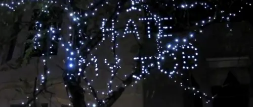 Ce mesaje ascund ornamentele de Crăciun dintr-un oraș britanic. VIDEO