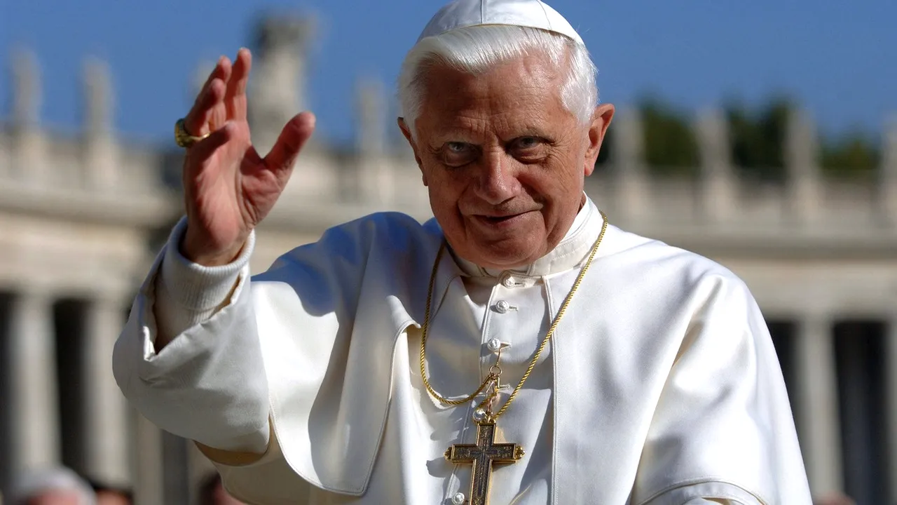 Papa Benedict a murit 