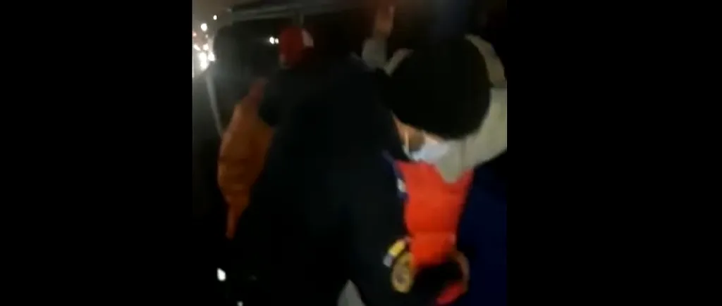 Bărbat atacat cu briceagul într-un autobuz din București. Agresorul a fost imobilizat de jandarmi/ VIDEO