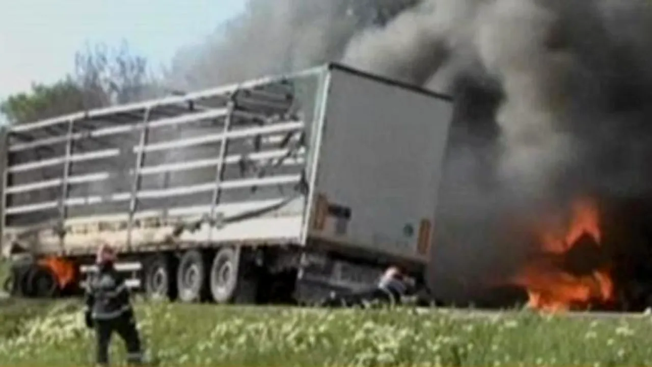 EXPLOZIE PE E70. Două tiruri s-au ciocnit frontal și au luat foc