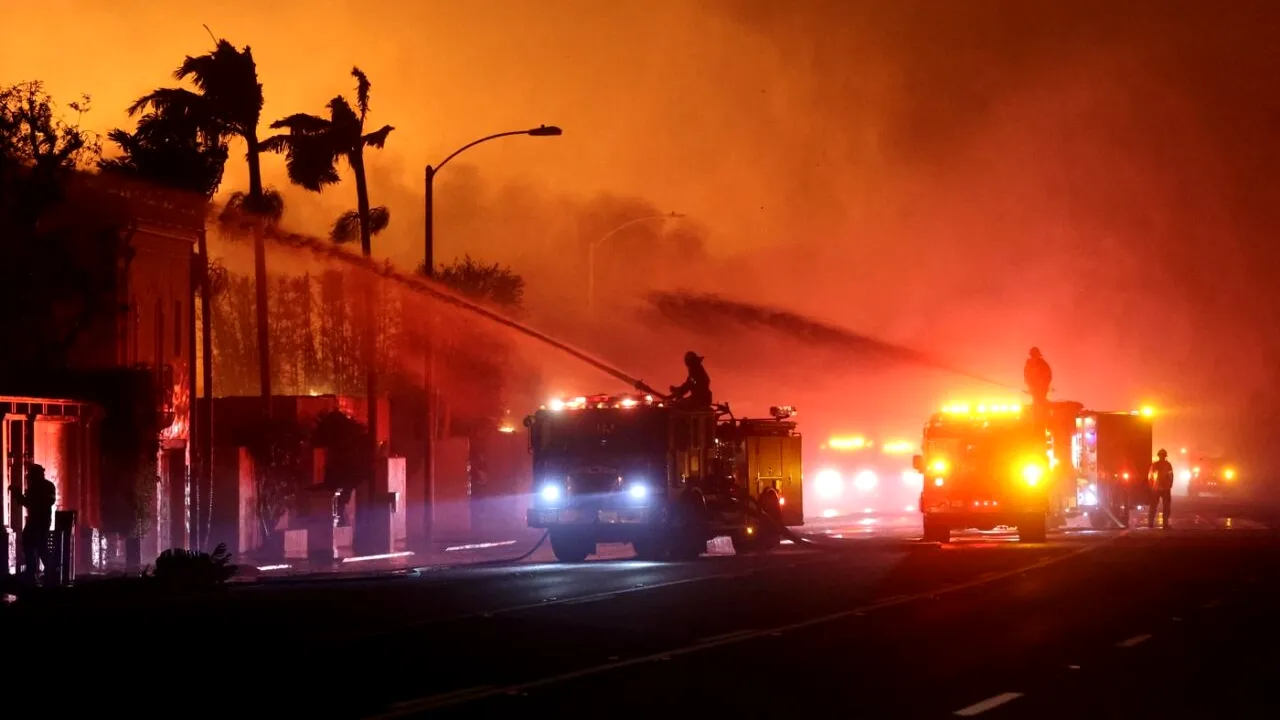 Incendiul Palisades distruge TOTUL în calea lui. Luptă TITANICĂ a pompierilor cu cel mai mare dintre pericolele care amenință Los Angeles