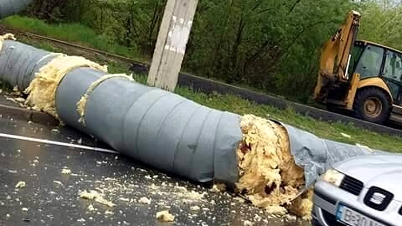 O conductă magistrală în lungime de șase metri a căzut peste o mașină aflată în trafic
