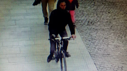 UPDATE - Biciclistul căutat de polițiști, după ce a lovit o fetiță de 2 ani în Sibiu și apoi a fugit, s-a predat. Victima a ajuns la spital
