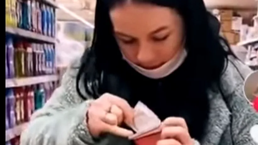 VIDEO | O tânără a înțepat prezervativele dintr-un supermarket, apoi le-a pus înapoi pe raft
