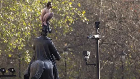 Un bărbat gol a făcut show în centrul Londrei, după ce s-a urcat pe o statuie
