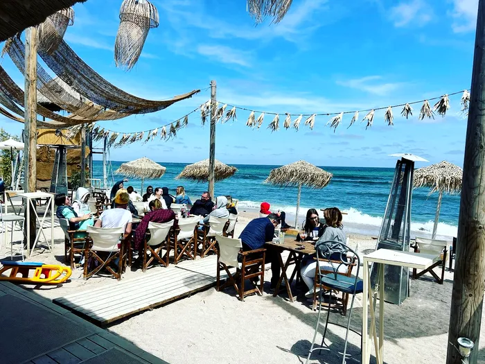 Cât câștigă un barman în Vama Veche. Salariu uriaș și cazare gratuită! / Sursa foto: Facbook Amphora Vama Veche