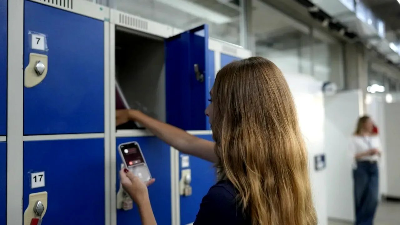 Încă o țară în care TELEFOANELE mobile vor fi interzise în școli. Ministrul Educației este de neînduplecat: 