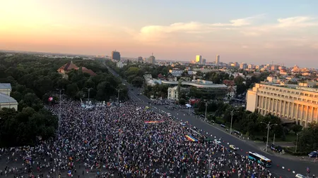 Protestul din 10 august. În Piața Victoriei s-au adunat peste 15.000 de participanți / Protestatar: Vreau să trăiesc într-o țară în care știi că ai sunat la 112 și chiar vine cineva /  Protestatarul #Rezist Dide, mesaj cu laserul pe Guvern: Analfabeta - FOTO / VIDEO