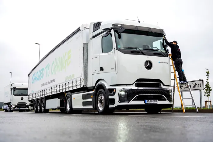 camioane electrice, mercedes-benz, holcim, tesla semi