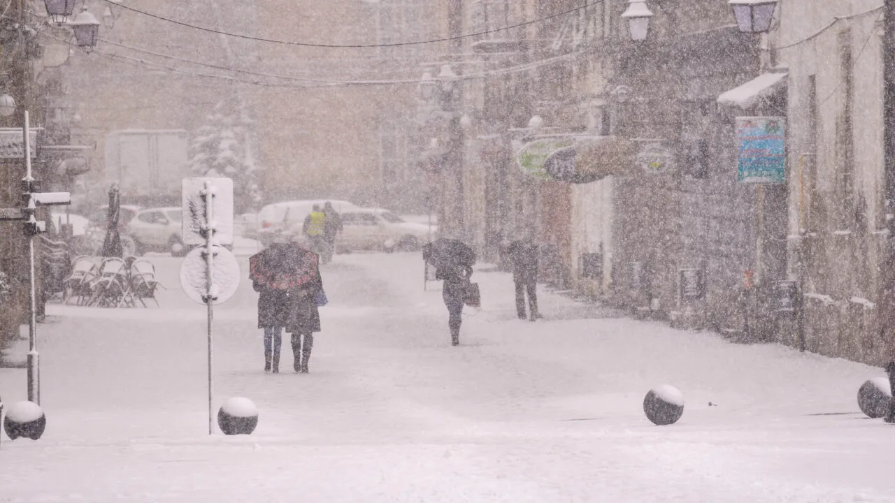 Iarna își intră în drepturi. Ninsori și ger în mai multe regiuni din țară. Care sunt zonele vizate