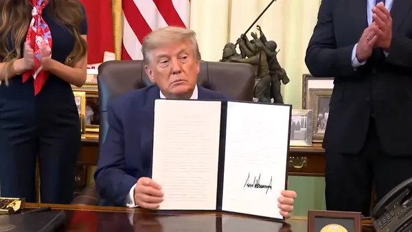 Donald Trump reduce numărul de vaccinuri recomandate pentru copii și le asociază în mod fals cu apariția autismului