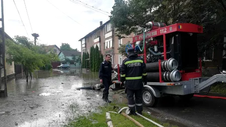 20 de persoane, între care trei copii, evacuate de pompieri după inundații în Bihor