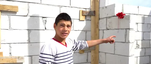 EMOȚIONANT. Povestea unui băiat de 16 ani care își construiește singur casa: „Am avut banii mei, am muncit, i-am strâns şi m-am apucat de casă” - FOTO