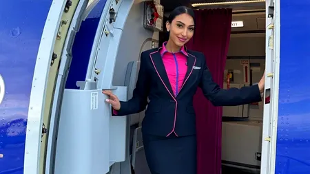 Motivul nebănuit pentru care însoțitoarele de bord salută fiecare pasager în parte, la îmbarcarea în avion. Nu o fac din politețe!