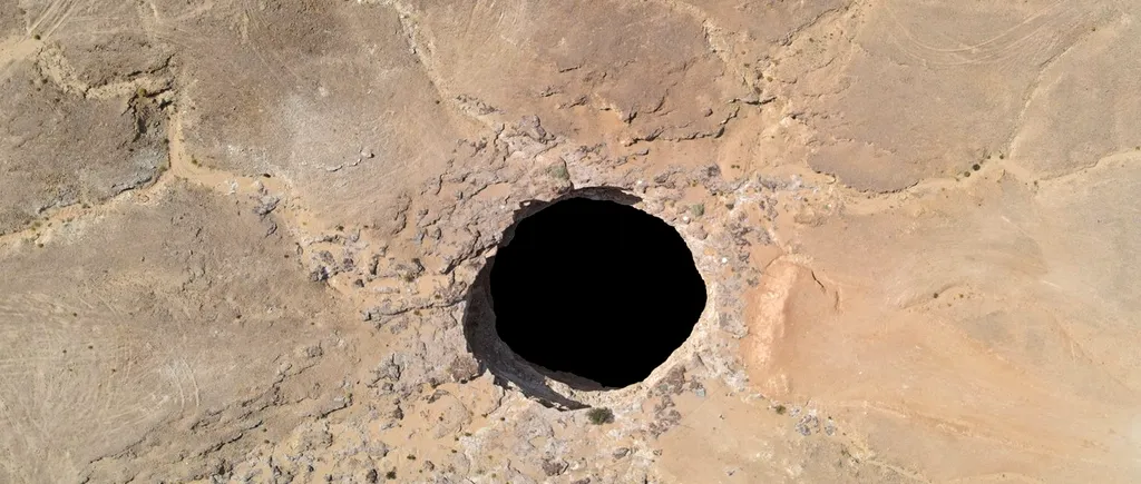 Groapa din deșert care îi fascinează pe cercetători. Oamenii locului se tem de demonii care ar putea ieși din „Gura Iadului”