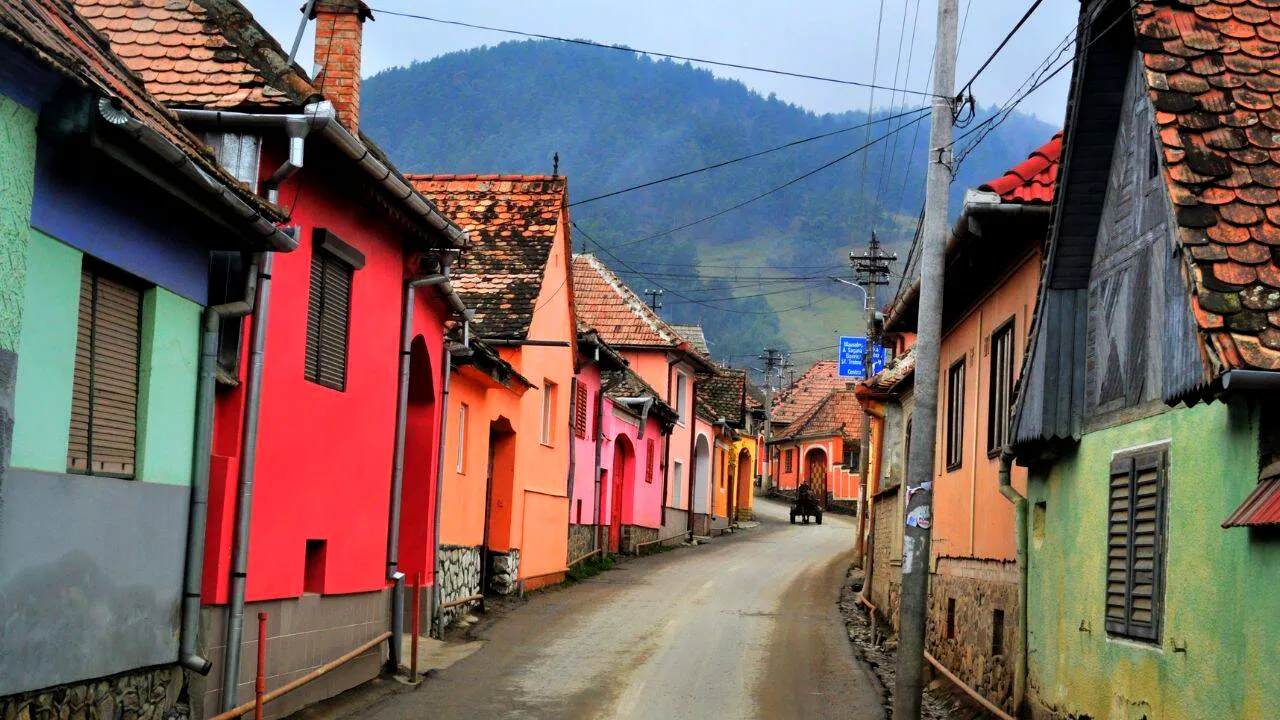 Ce n-a văzut Occidentul: într-un sat din România, localnicii primesc BANI doar ca să treacă strada!