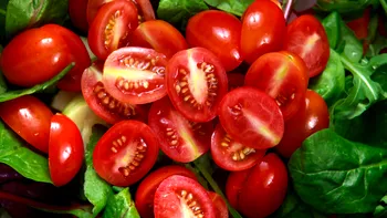 Cum să prepari o salată de roșii sănătoasă și gustoasă. Ce să adaugi pentru o aromă fresh, potrivit regretatului Radu Anton Roman