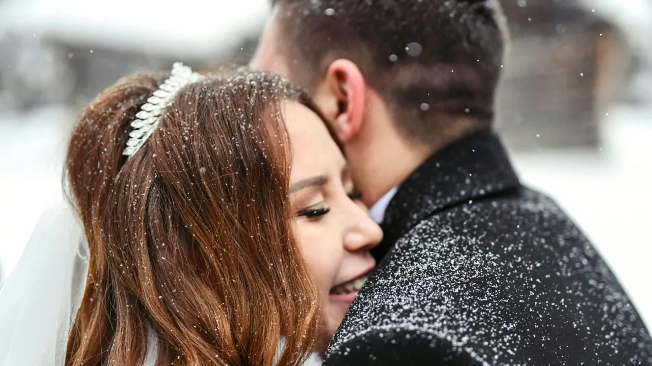 (P) Nuntă în mijlocul iernii: Cum să te îmbraci elegant și confortabil?