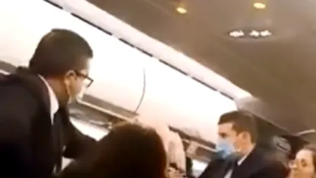 Un incident a izbucnit la bordul unui avion. O femeie a fost târâtă de păr. ”Lupta a provocat o întârziere de cinci ore”